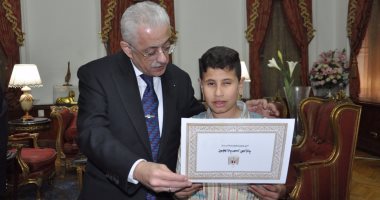 وزير التعليم يكرم الطالبين الفائزين فى مسابقة التحدى العربى بدبى