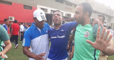 بالصور.. طبيب نبروه يُنقذ لاعب طلخا بعد "بلع لسانه" فى كأس مصر