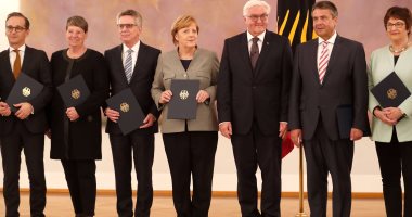 بالصور.. الرئيس الألمانى يقيم حفل لإقالة الحكومة الاتحادية بحضور ميركل