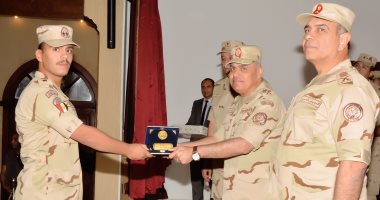 وزير الدفاع يلتقى ضباط وصف وجنود القوات المسلحة بالمنطقة المركزية