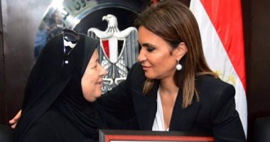 سحر نصر تستقبل سيدة قررت التبرع بشبكة ابنتها المتوفاة لصندوق تحيا مصر