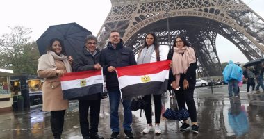 بالصور.. المصريون بأوروبا يستعدون لاستقبال السيسي فى باريس بلافتات "لا للإرهاب"