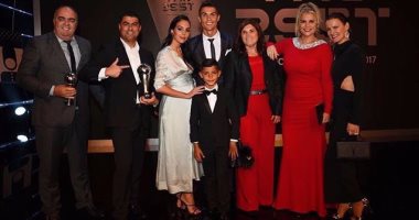 كريستيانو رونالدو يحتفل مع العائلة بلقب الأفضل فى العالم