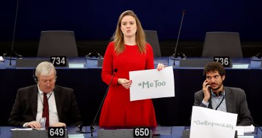 بالصور.. نائبات البرلمان الأوروبى يتضامنون مع حملة "me too"ضد التحرش الجنسى