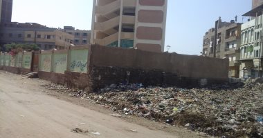 بالصور.. اضبط مخالفة.. مدرسة كفر صقر الجديدة تحاصرها القمامة