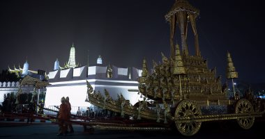 بالصور.. انطلاق مراسم حرق جثمان ملك تايلاند بعد عام من وفاته