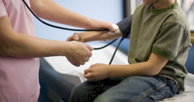 السمنة والإصابة بأورام دماغية من أسباب ارتفاع ضغط الدم عند الأطفال