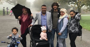 محمد الننى يحتفل بالتأهل لربع نهائى كأس الرابطة مع عائلته فى لندن