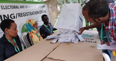 بالصور.. بدء عمليات فرز الأصوات فى جولة الإعادة بالانتخابات الرئاسية الكينية
