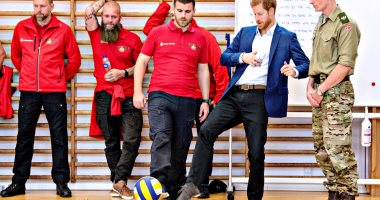 صورة اليوم.. الأمير هارى يلعب الكرة فى مركز للتدريب العسكرى بالدنمارك