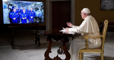 بالصور..بابا الفاتيكان لرواد فضاء عبر الفيديو: يمكنكم رؤية الكوكب بعيون الرب