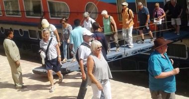 بالصور.. محافظ سوهاج يعلن وصول فوج سياحى متعدد الجنسيات لزيارة أبيدوس