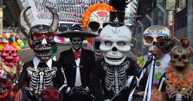 بالصور.. المكسيكيون يحتفلون بـ"يوم الموتى" ويرتدون ملابس الأشباح