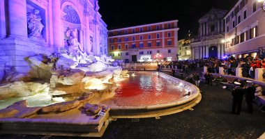 بالصور.. أشهر نافورة فى روما تتحول إلى اللون الأحمر