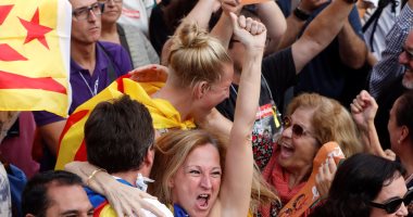 بالصور.. الآلاف فى كتالونيا يحتفلون بإعلان استقلال الإقليم عن إسبانيا 