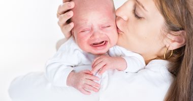 بس متقولش زن.. دراسة: بكاء الرضيع ينشط وظائف مخ الأم المرتبطة بالكلام 