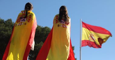 بالصور.. متظاهرون إسبان يرتدون علم الدولة ردا على انفصال كتالونيا
