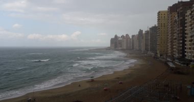 بالصور .. هطول أمطار غزيرة شرق الإسكندرية وانتشار كثيف للسحب