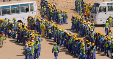 الجارديان: العمال الأجانب يتوسلون للحصول على الطعام فى قطر