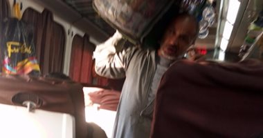 بالصورة .. شكاوى من انتشار الباعة الجائلين داخل عربات قطار أسوان – القاهرة