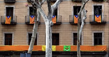 بالصور.. مواطنو كتالونيا يرفعون علم الإقليم على شرفات المنازل بعد إعلان الانفصال