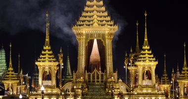 بالصور.. استمرار تصاعد الأدخنة فى تايلاند لليوم الثالث بعد حرق الملك الراحل
