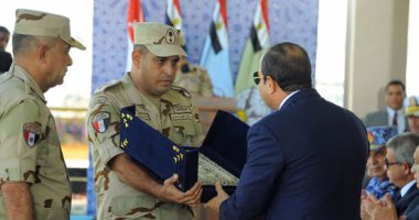 بالفيديو والصور.. قائد الجيش الثالث يهدى الرئيس السيسى مصحفا خلال تفتيش حرب الفرقة 19