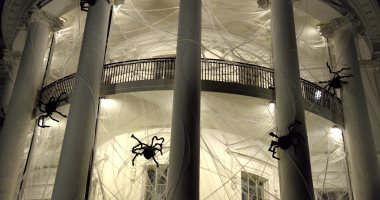 بالصور.. العناكب تغزو البيت الأبيض احتفالا بعيد الهالوين