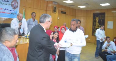 محافظ المنيا يسلم 50 عقد عمل لشباب جمعية النور لمتحدى الإعاقة