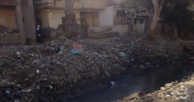 القمامة والحيوانات النافقة تغطيان ترعة قرية البصارطة بدمياط