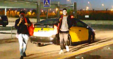 نيمار يغادر مطار برشلونة بـ"قناع" بعد زيارة خاطفة للبارسا 
