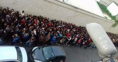 بالصور.. تجمع آلاف الطلاب الجزائرين حول المركز الثقافى الفرنسى