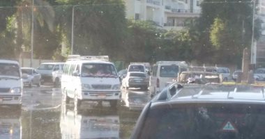 توقف حركة المرور بسبب كسر ماسورة مياه فى شارع الثورة بمصر الجديدة