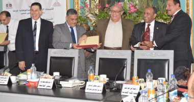 جامعة عين شمس تكرم الفائزيين فى مسابقة أفضل كلية ومركز