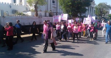 مسيرة لفتيات المنيا للتوعية ولمكافحة سرطان الثدى