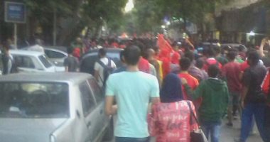بالفيديو.. مسيرة لجماهير الأهلى في وسط البلد لمؤازرة المارد الأحمر