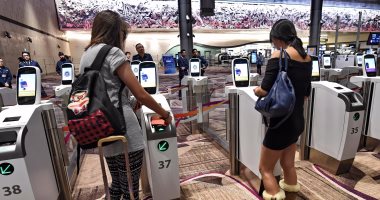 بالصور.. مطار تشانجى بسنغافورة يبدأ تفعيل خاصية التسجيل الذاتى للمسافرين منعا للزحام