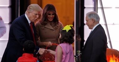 بالصور.. ترامب وقرينته ميلانيا يوزعان هدايا الهالوين للأطفال فى البيت الأبيض