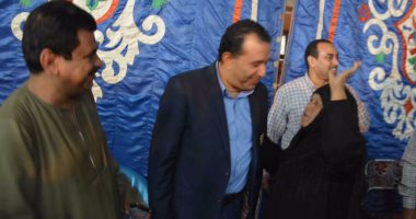 بالصور.. محافظ الأقصر يعقد لقاءا جماهيريا مع أهالى القرنة لبحث مشكلاتهم