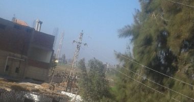 بالصور.. الأسلاك الكهربائية تهدد حياة أهالى قرية شاويش بالشرقية