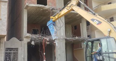 إزالة برج سكنى بدون ترخيص من 11 طابقا ومخالف لخط التنظيم فى بنى سويف