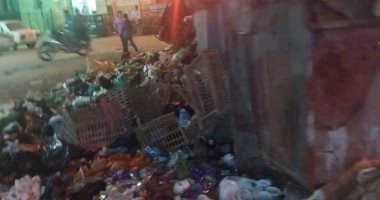 امسك مخالفة.. تلال القمامة أمام مسجد عبدالعزيز بالزقازيق تهدد السكان