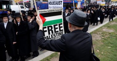 بالصور.. منظمة "يهود ضد الصهيونية" تتظاهر احتجاجا على زيارة نتنياهو لندن