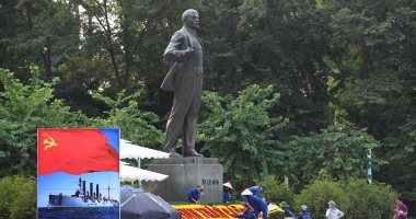 بالصور..  أكاليل زهور تغطى تمثال الزعيم فلاديمير لينين بمناسبة مئوية الثورة الروسية