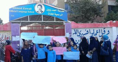 بالصور.. طلاب مدرسة "أحمد زويل" يتظاهرون من أجل مدرس "شوى الذرة" 