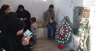 بالفيديو.. أسرة الشهيد "إسلام مشهور" تزور قبره: أبلغناه بالقصاص من قاتليه
