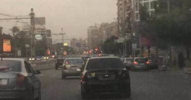قارئ يرصد سيارة ملاكى بدون لوحة أرقام تسير فى مصر الجديدة