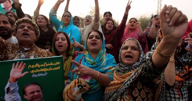 بالصور.. تظاهر مواطنين باكستانيين أمام المحكمة العليا للبلاد دعما لنواز شريف