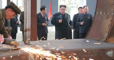 بالصور.. زيارة مفاجأة لزعيم كوريا الشمالية للمصانع العسكرية