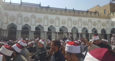 أئمة يحتجون بالجامع الأزهر.. ويطالبون باعتذار وزير الأوقاف عن طلب اختبارهم